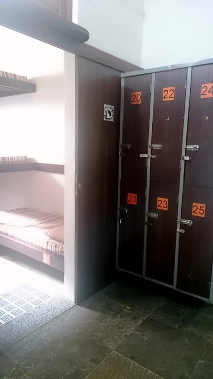 Cama en dormitorio compartido femenino de 6 camas con aire acondicionado