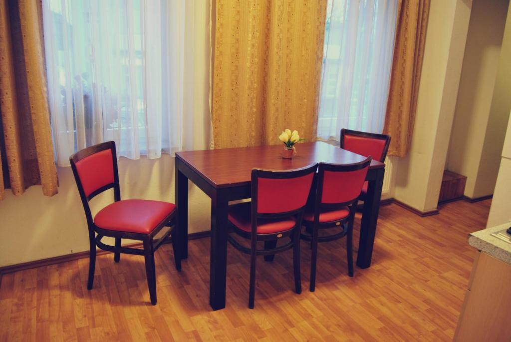 Dreibettzimmer mit Gemeinschaftsbad