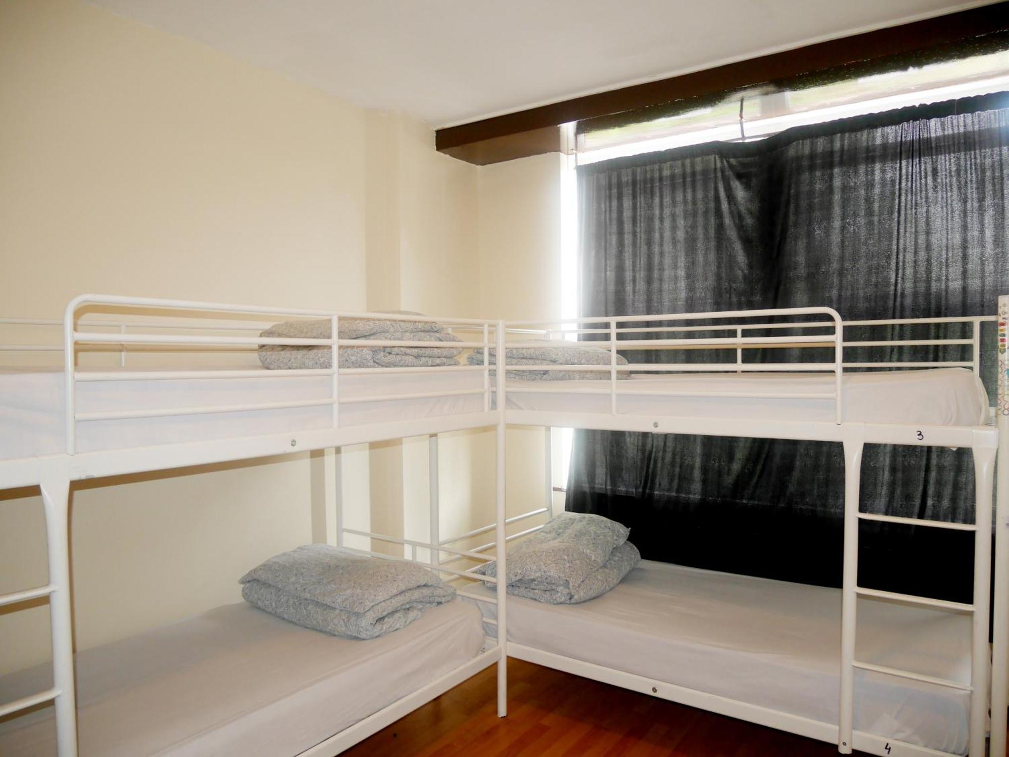 Dormitorio mixto con 4 camas