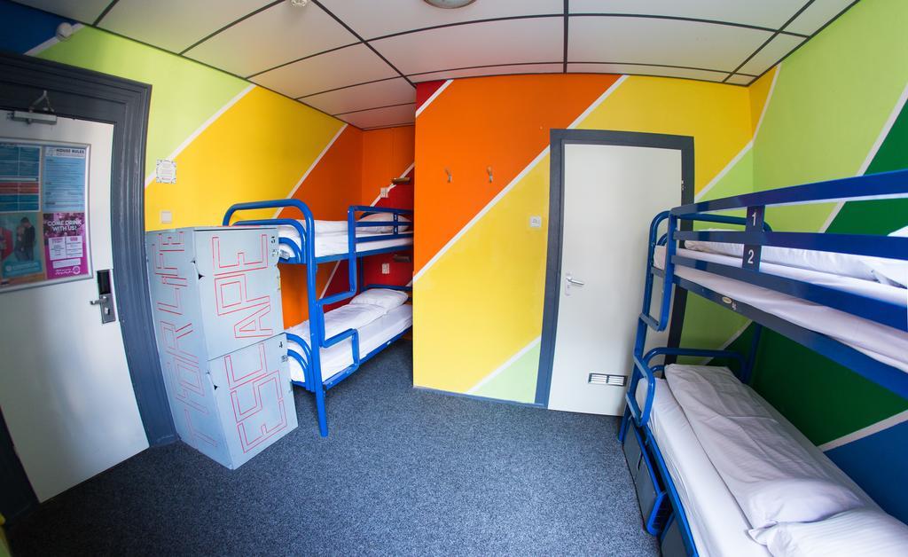 Posto Letto in Dormitorio Misto con 4 Letti