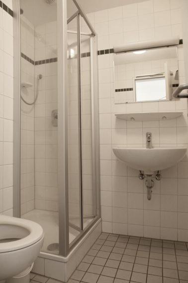 Zweibettzimmer mit Bad