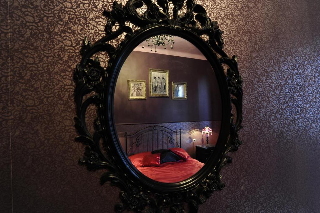 Cama en dormitorio de 6