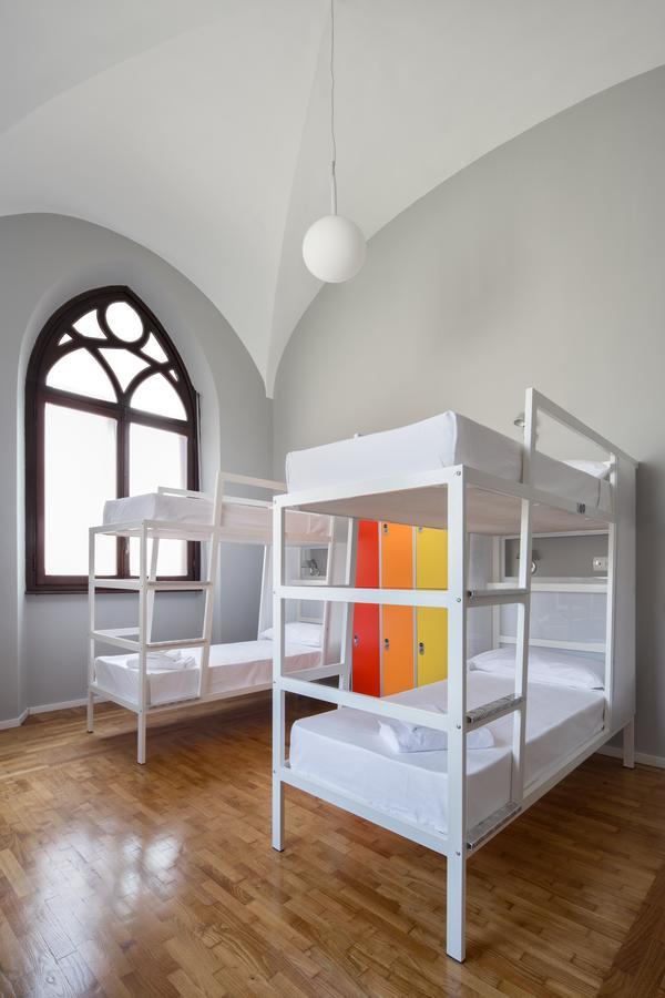 Cama num Dormitório Misto com 8 Camas