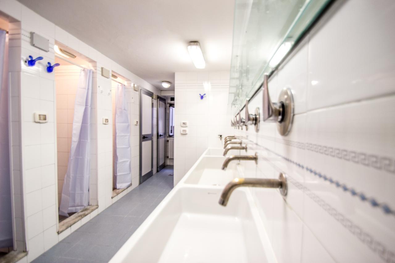 Posto Letto in Dormitorio Misto con 10 Letti