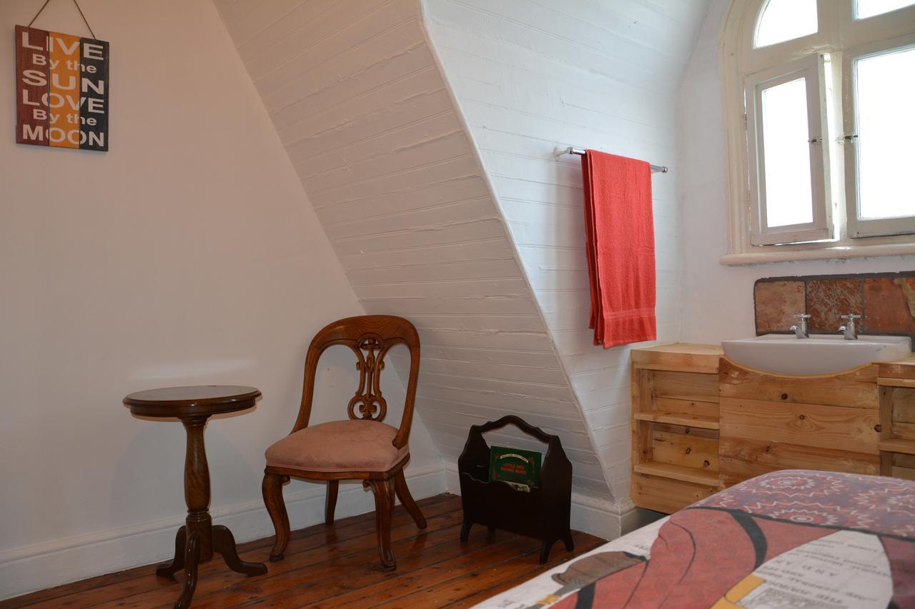 Budget Single Room with Shared Bathroom