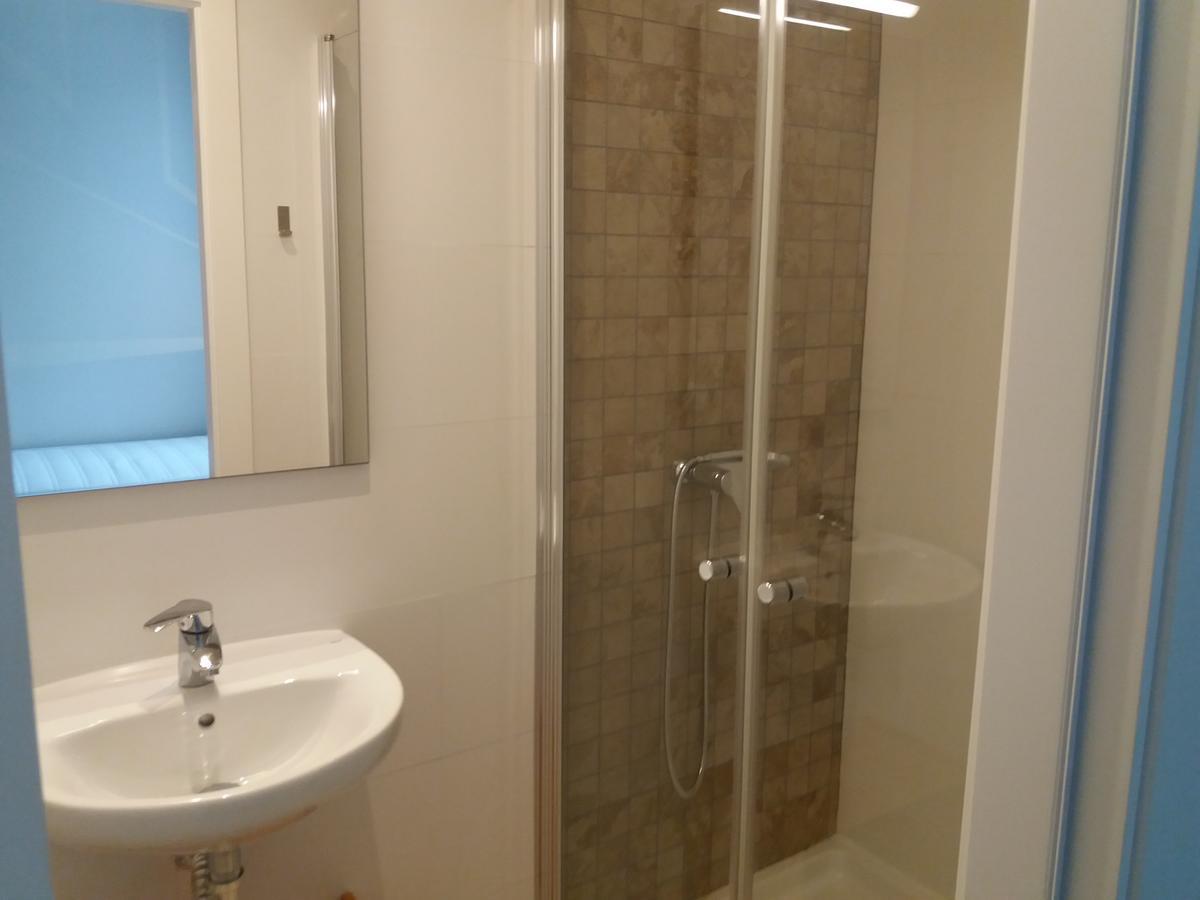 Cama en habitación compartida con 4 camas