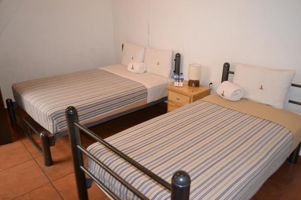 Habitación Doble con 2 camas dobles y baño privado