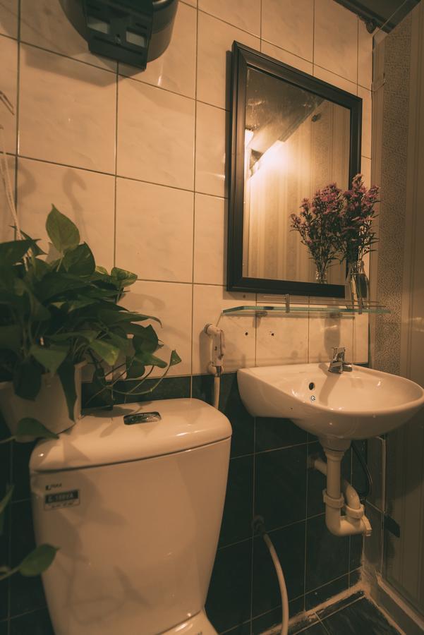 Bed in een Gemengde Slaapzaal met 10 Bedden en Raam