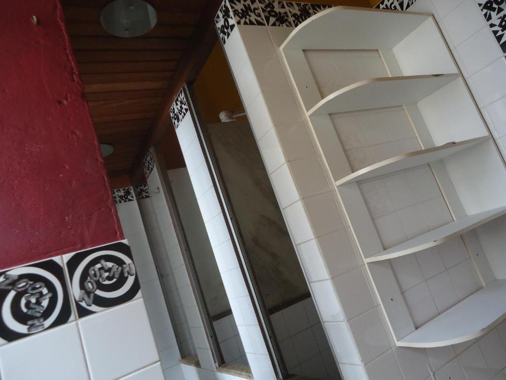 Cama en una habitación compartida femenina de 7 camas con ventilador