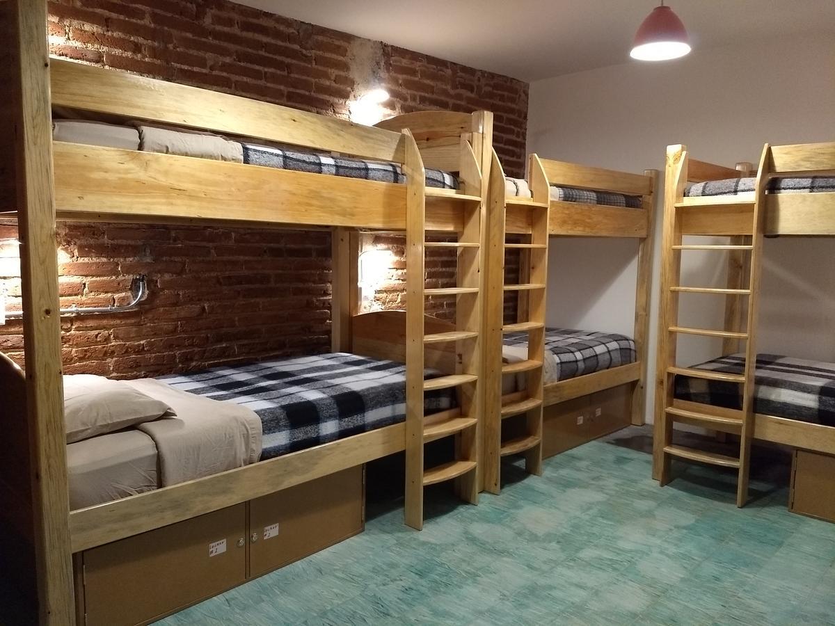 Cama en habitación compartida femenina de 6 camas