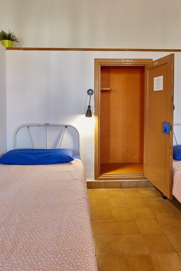 Single Bed Mixed Dormitory Room