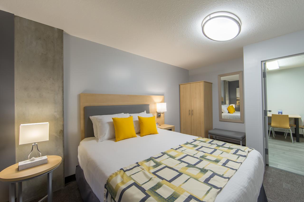 Deluxe Queen Suite