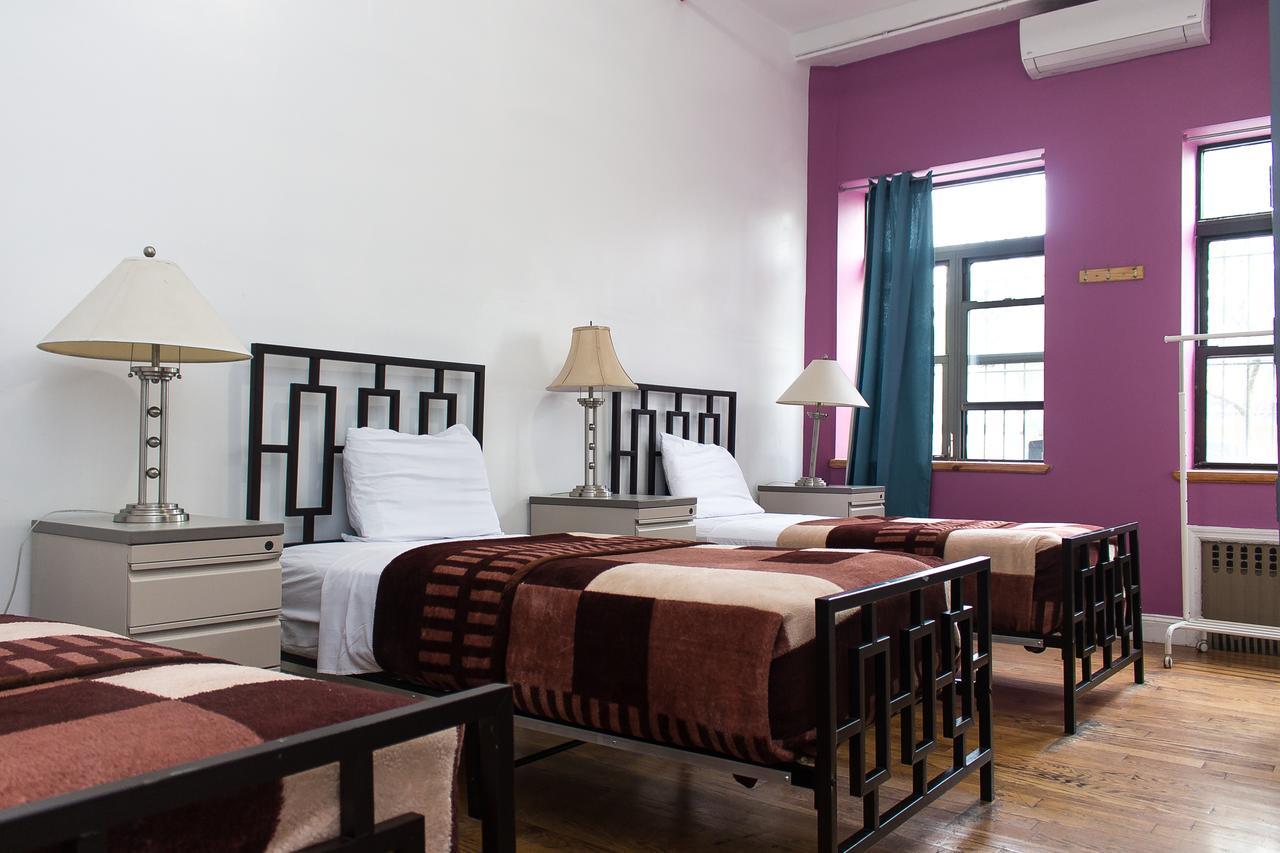 Cama Individual em Dormitório Feminino com 3 Camas e Casa de Banho Privativa