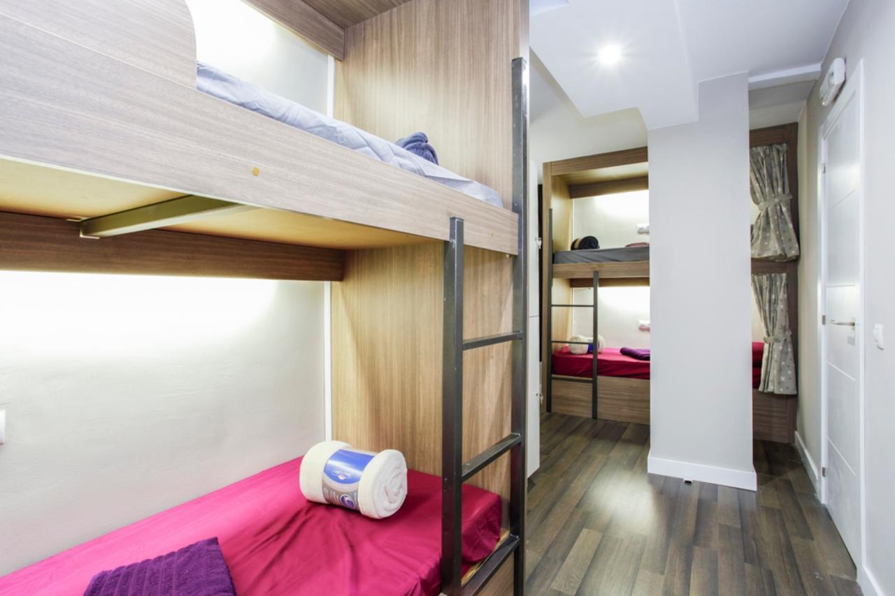 Single Bed in Mixed Dormitory Room