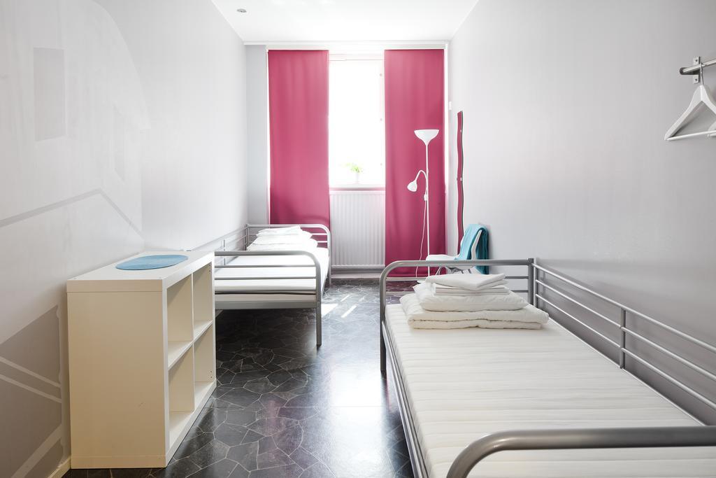 Tweepersoonskamer met 2 Aparte Bedden en Gedeelde Badkamer