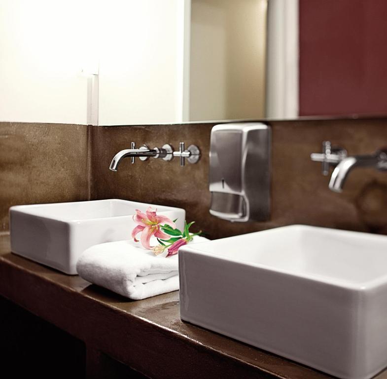 Basic Twin Room Shower WC Hallway,710269906:JPEG