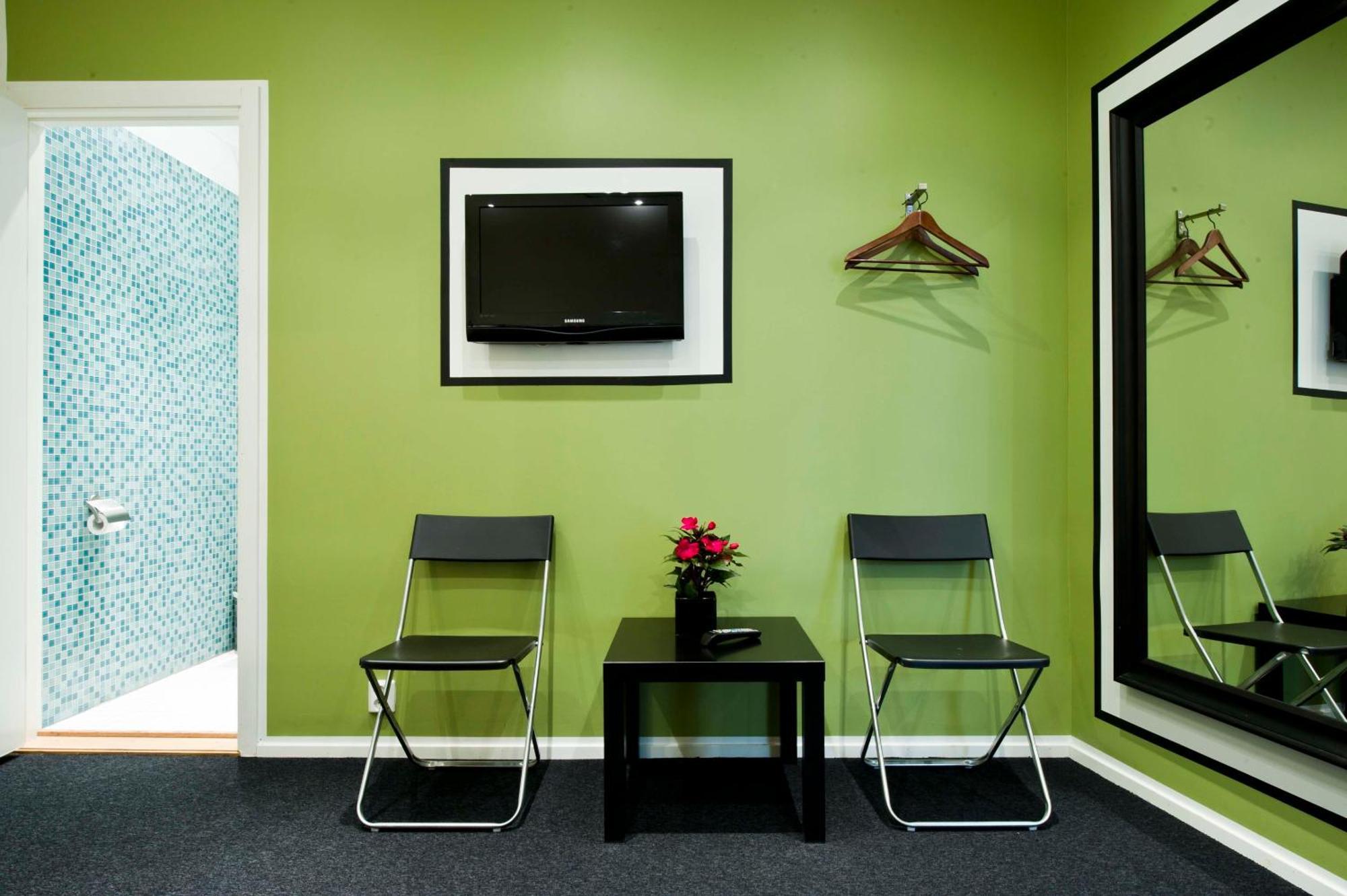 Chambre Quadruple avec Salle de Bains Privative - Sans Fenêtre