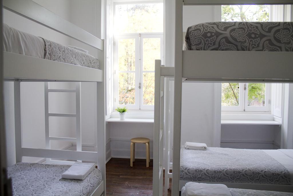 Cama en dormitorio compartido de 4 camas con baño compartido