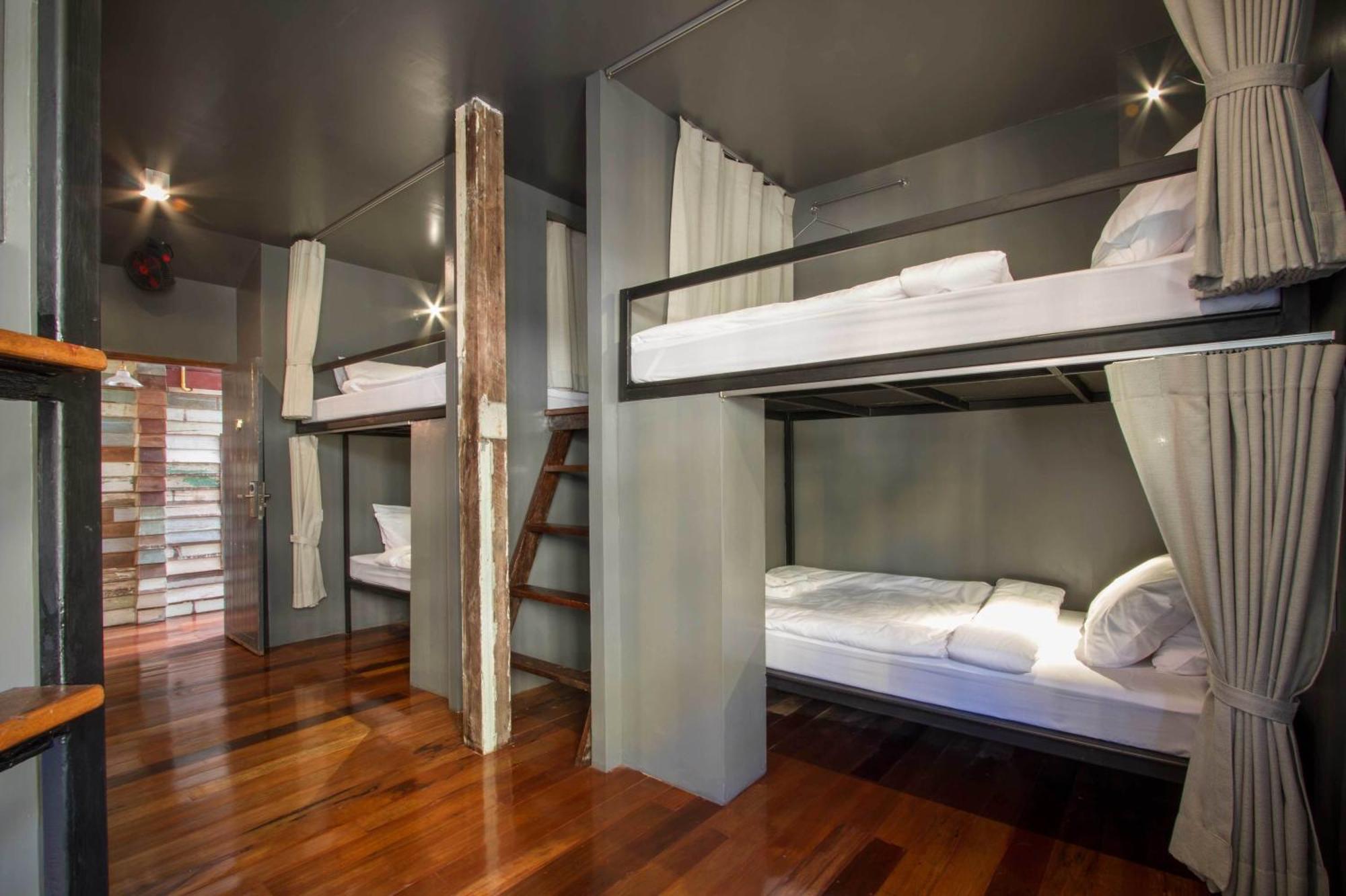 Cama en habitación compartida femenina de 8 camas