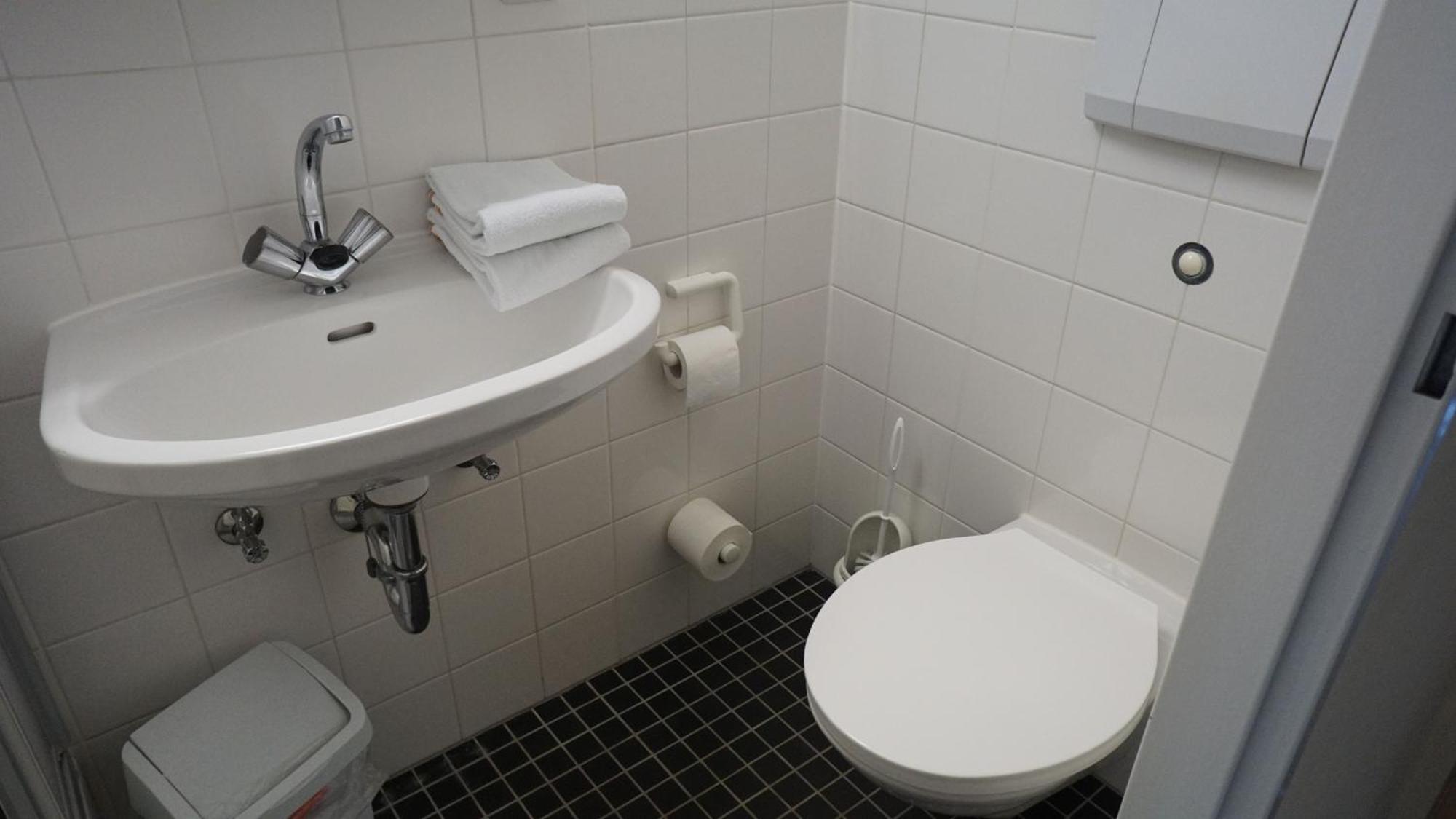 Zweibettzimmer mit eigenem Bad