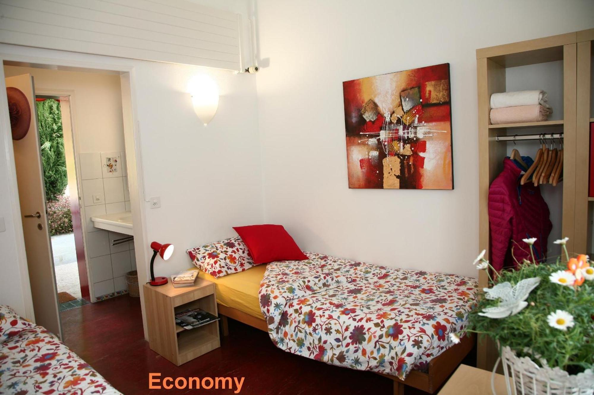 Economy Twin Room with Shared Bathroom,1524850372:JPEG