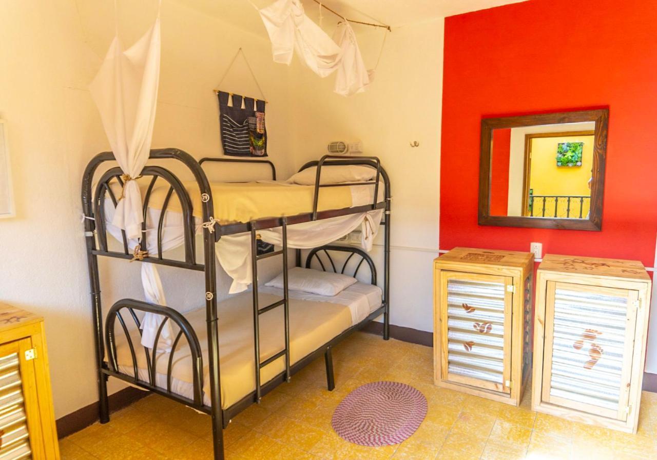 Cama en habitación femenina compartida de 4 camas
