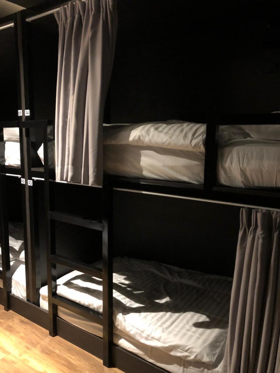 Cama individual en habitación compartida mixta