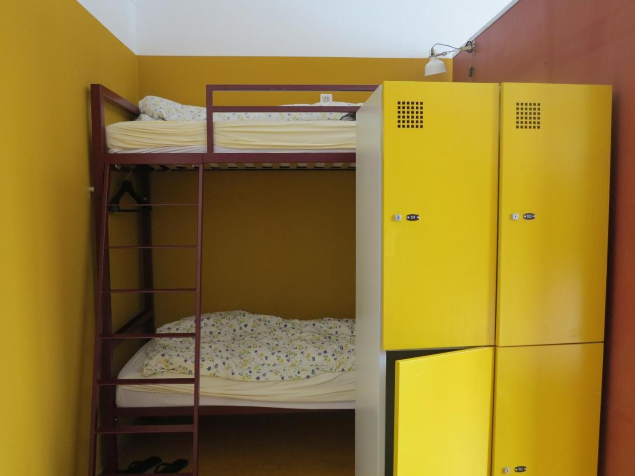 Cama en dormitorio compartido mixto