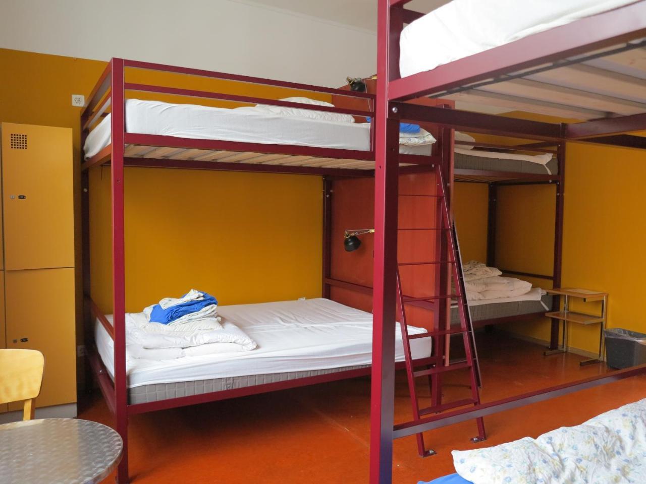Cama en dormitorio femenino compartido