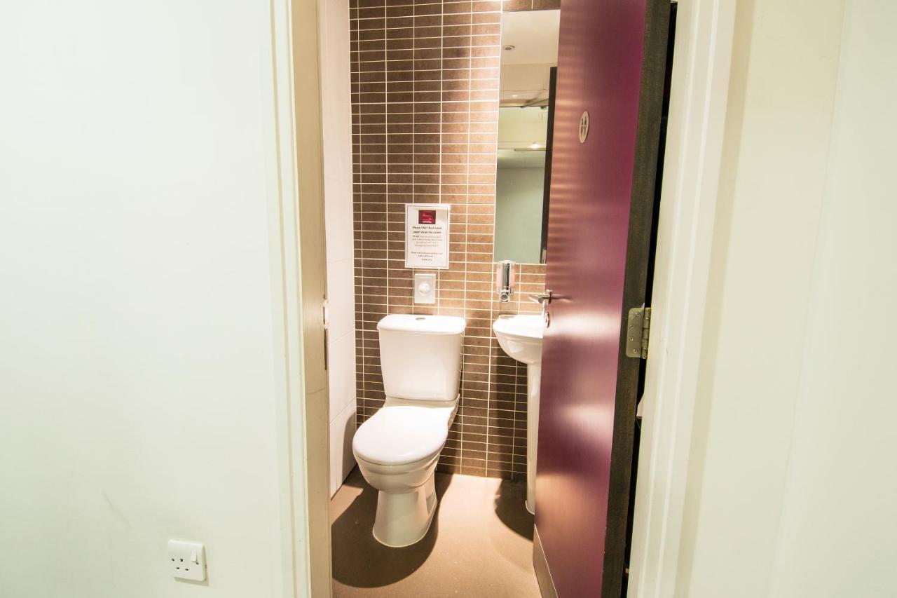 Cama en habitación compartida de mixta con baño compartido y 6 camas