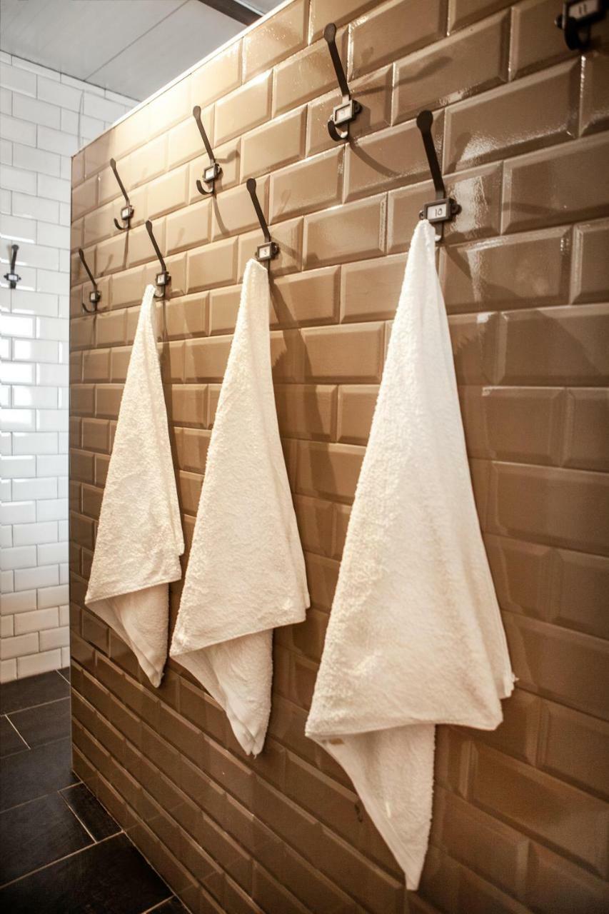 Lit Simple dans Dortoir Mixte