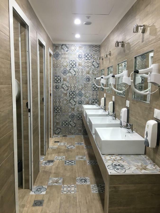 Lit dans Dortoir Mixte de 8 Places avec Salle de Bains Commune Extérieure