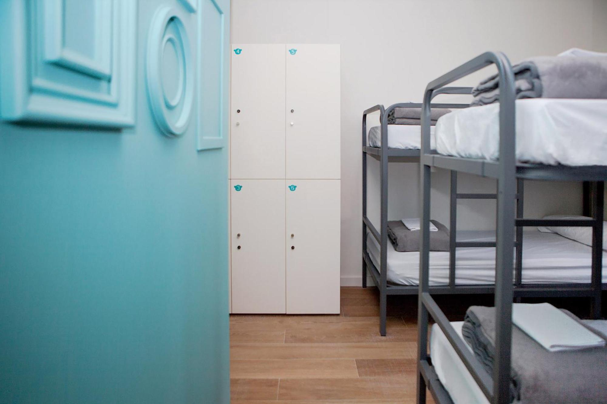 Cama en habitación compartida mixta con 6 camas y baño privado