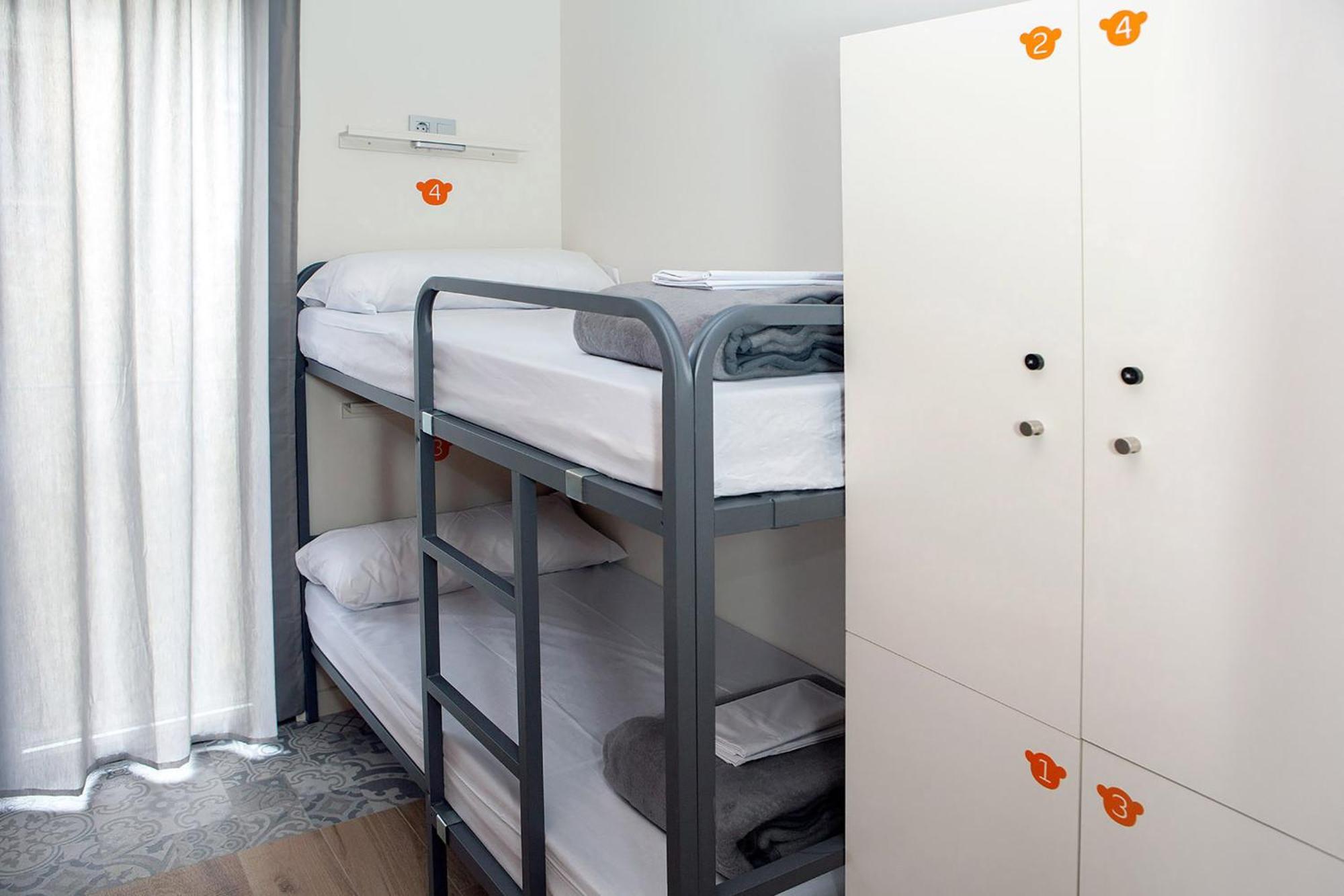 Cama en habitación compartida mixta con 4 camas y baño privado