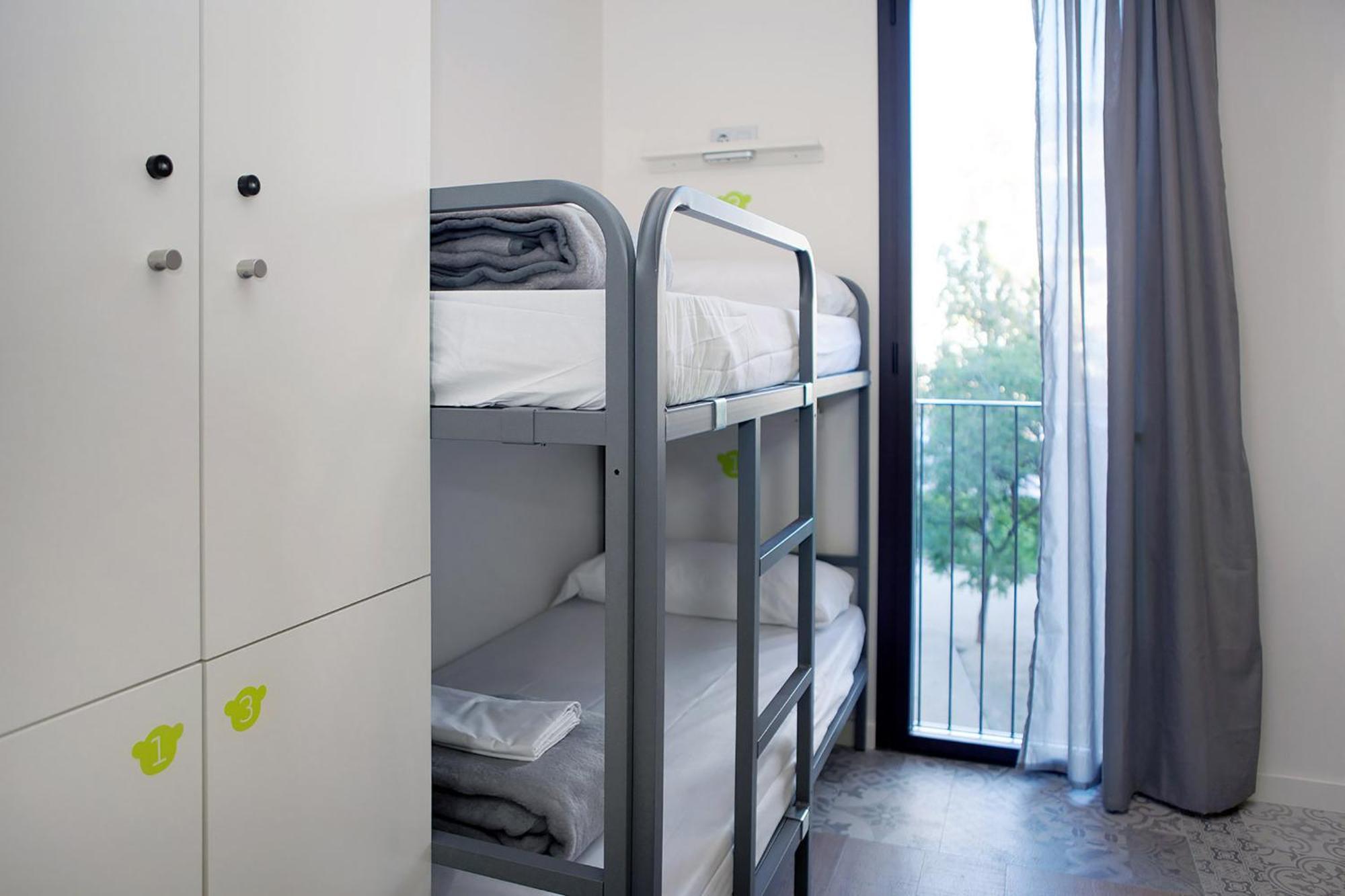 Cama en habitación compartida femenina de 4 camas con baño privado