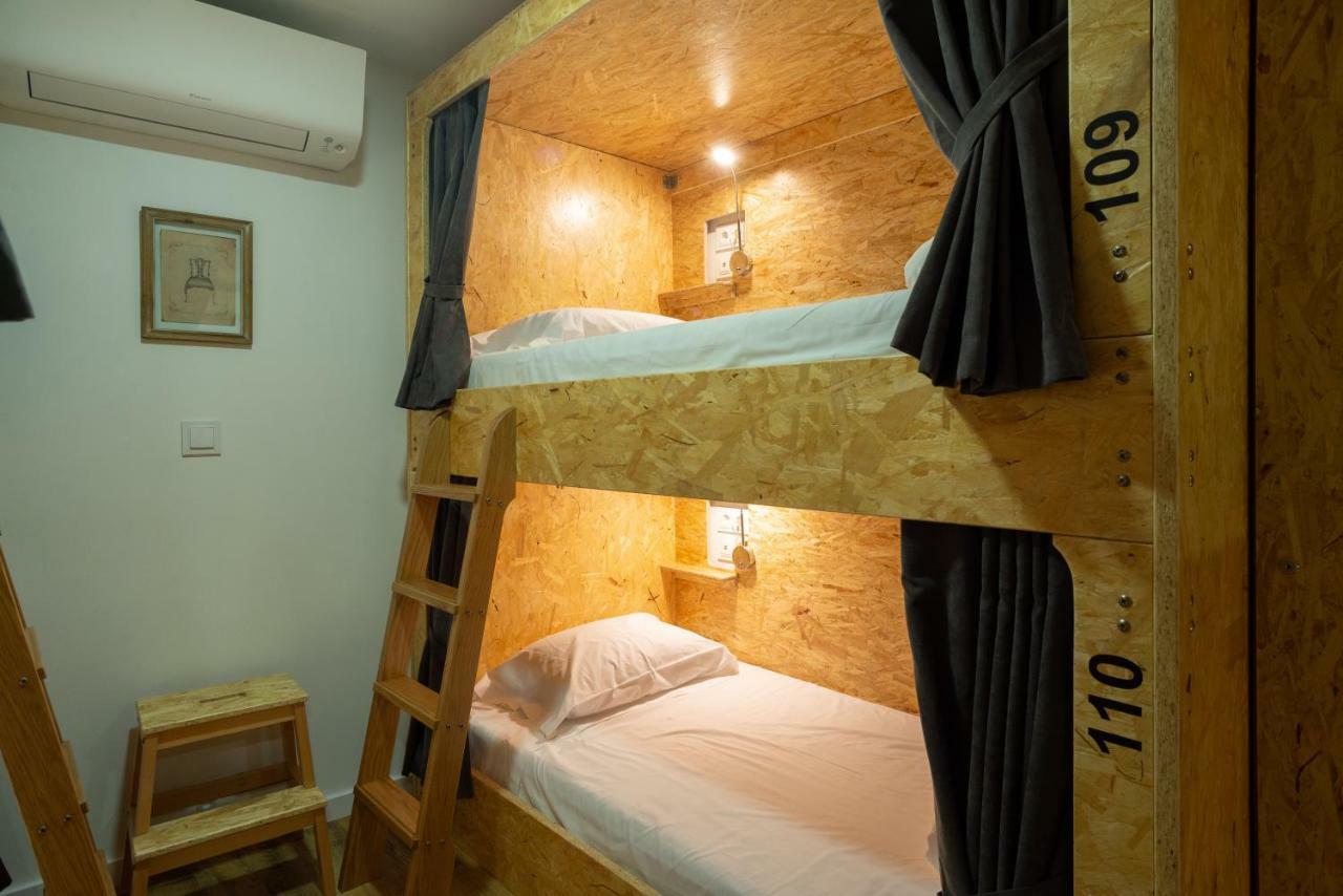 Single Bed Mixed Dormitory Room