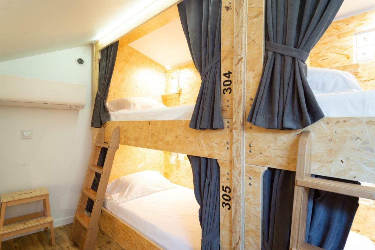 Single Bed Mixed Dormitory Room