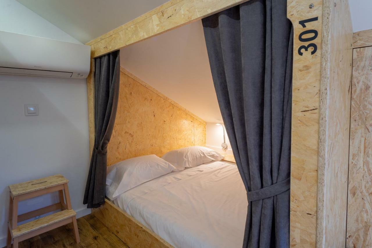 Single Bed Mixed Dormitory Room