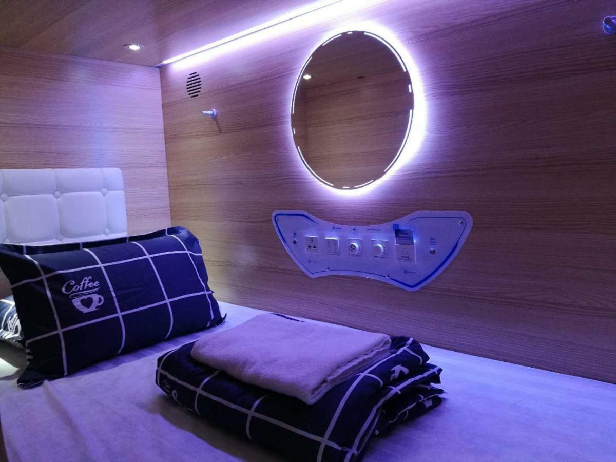 Single Capsule Pod in Mixed Dormitory