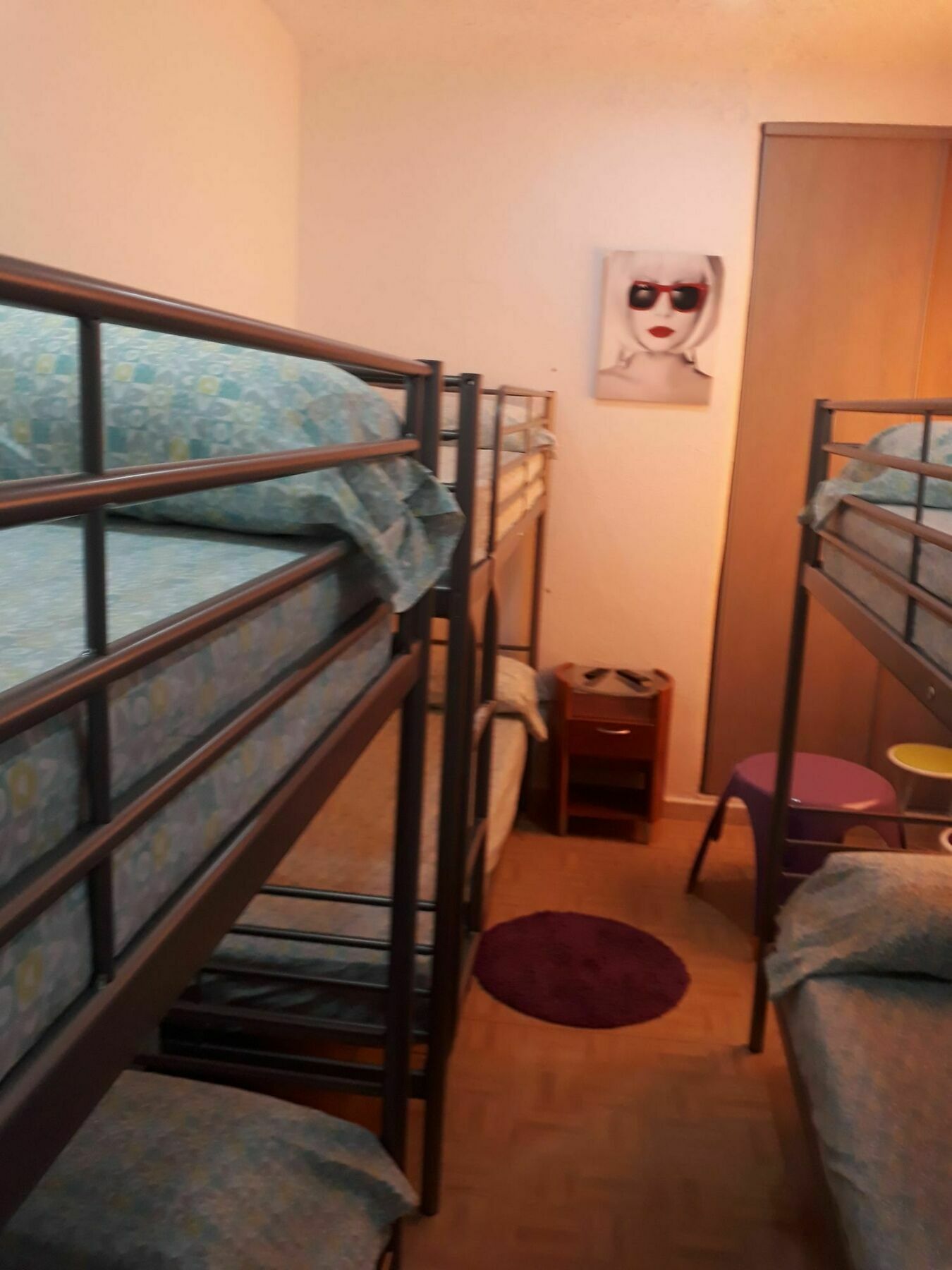Habitación compartida femenina - 6 camas