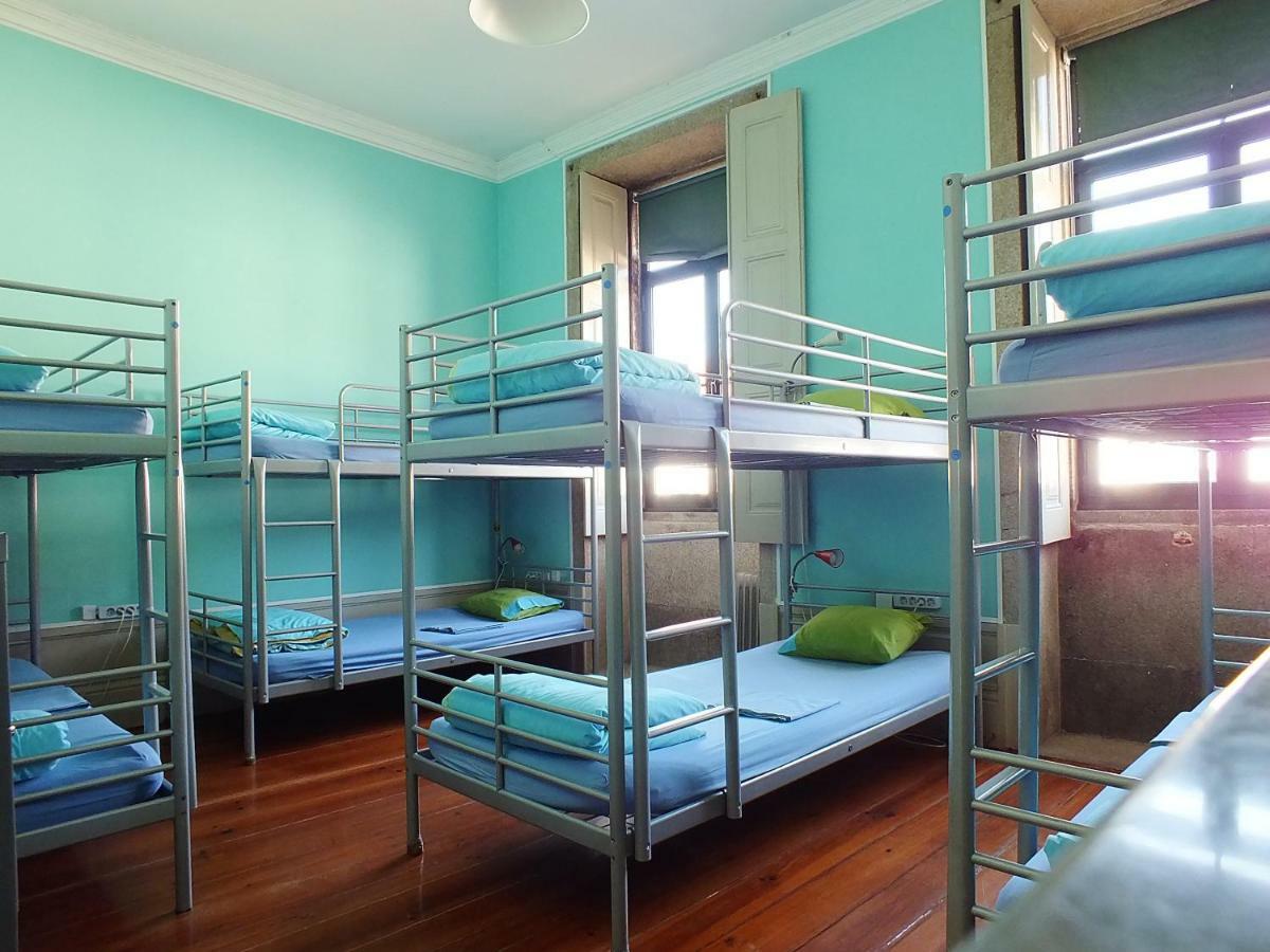 Cama individual en habitación compartida con 8 camas