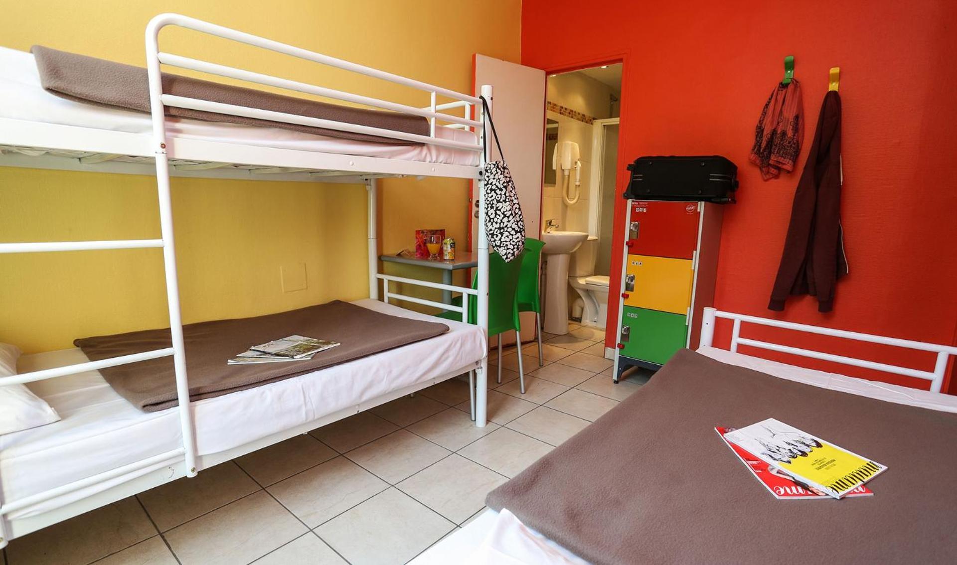 Lit dans Dortoir pour Femmes de 4 Lits