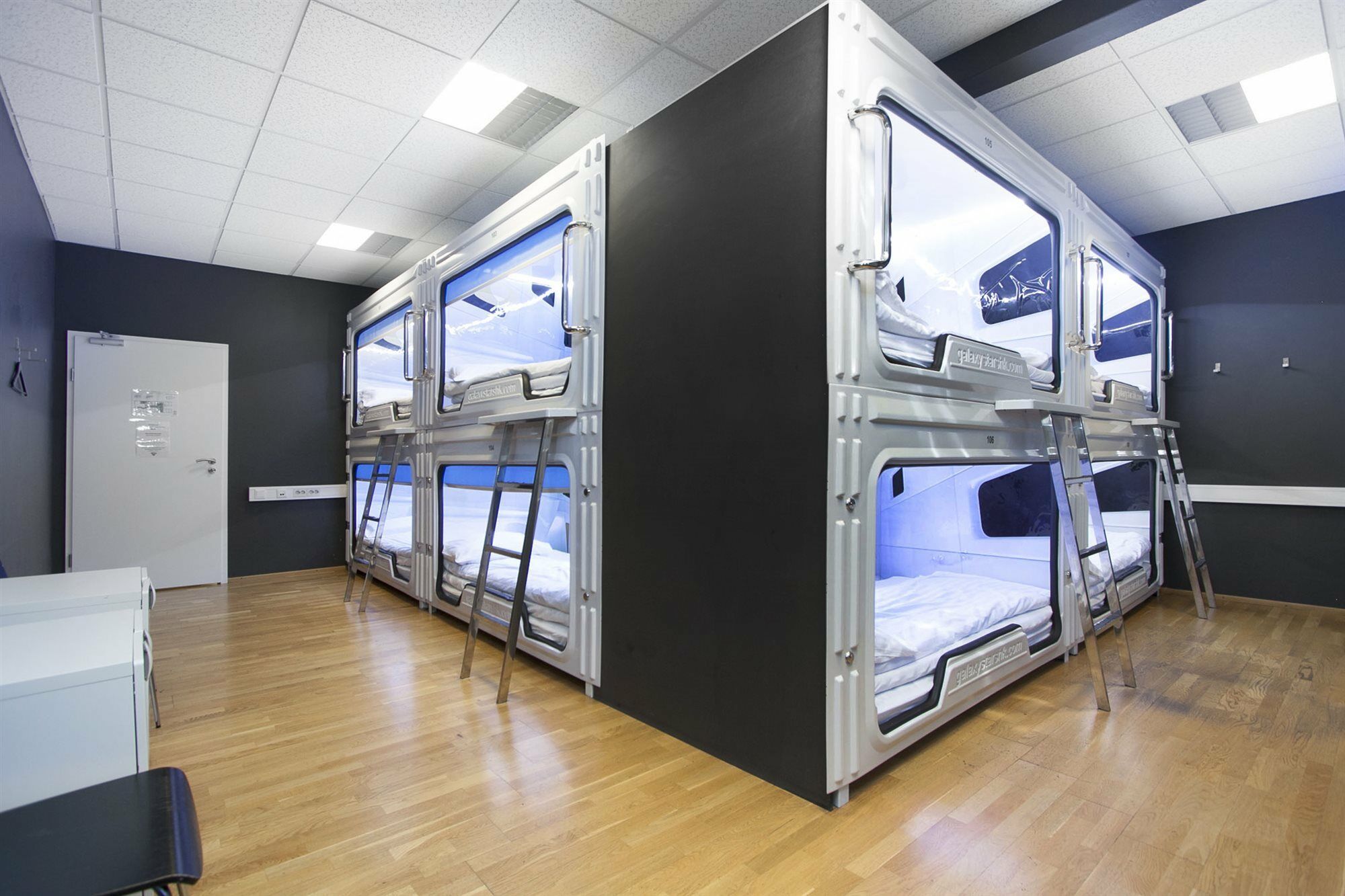 Lit Capsule dans Dortoir Mixte 8 Lits