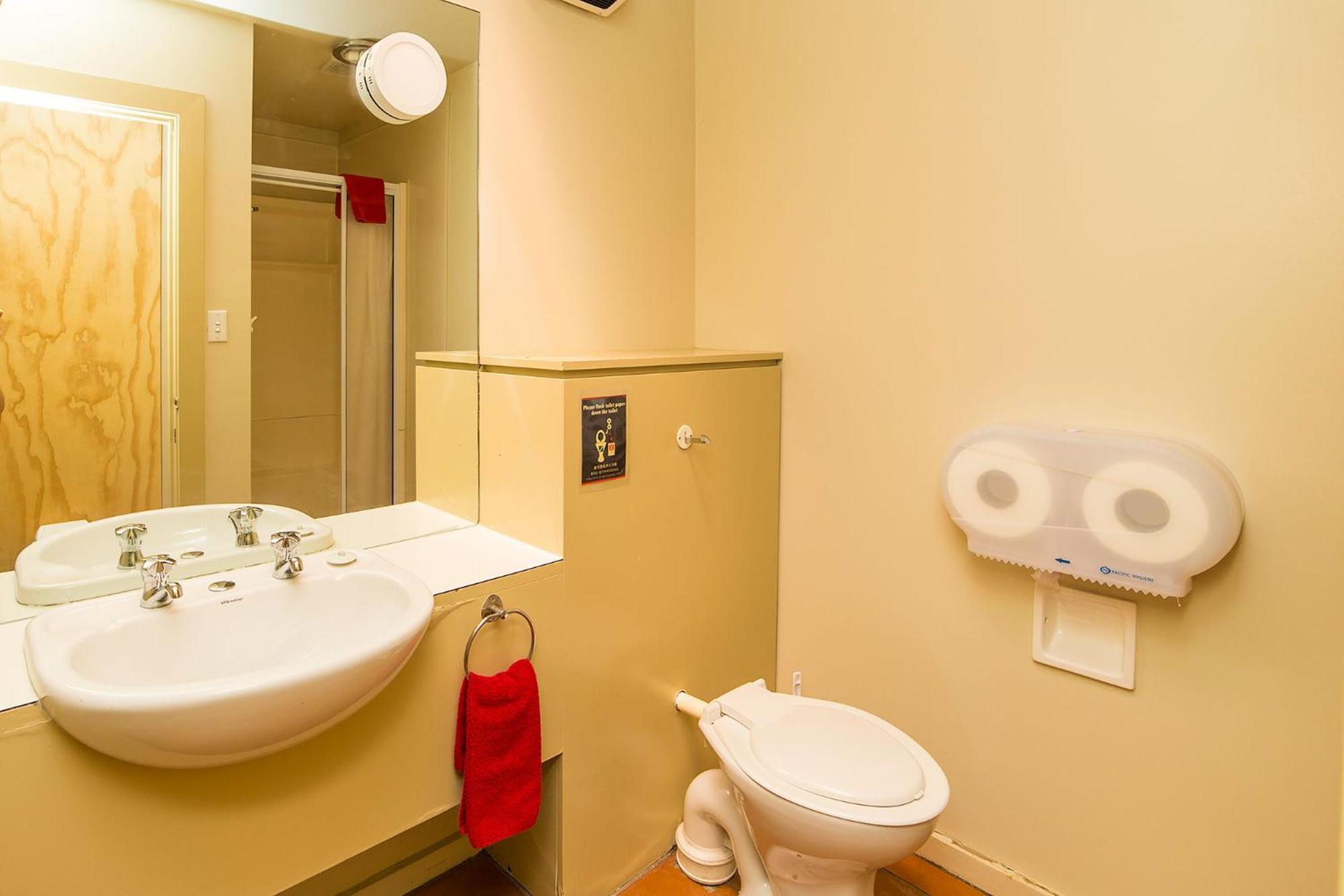 Female only 5 Bed Dorm with Ensuite – Queen Pod