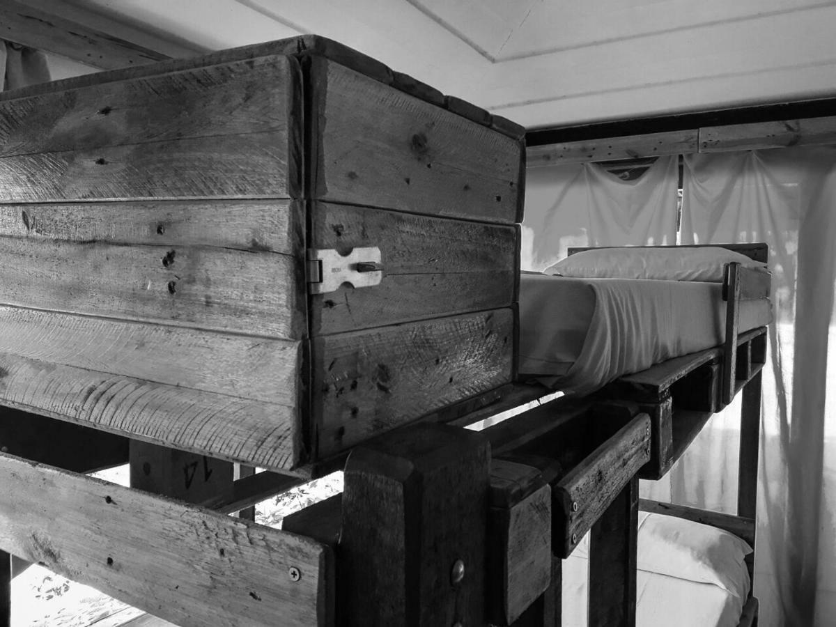 Cama individual en dormitorio compartido de 10 camas