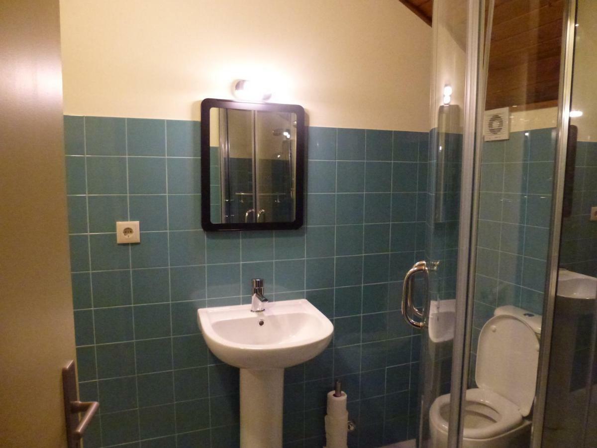 Cama en habitación compartida femenina de 8 camas