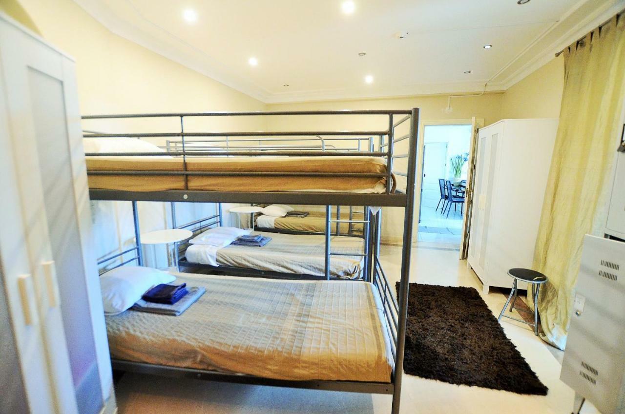 Cama num Dormitório Misto com 8 Camas