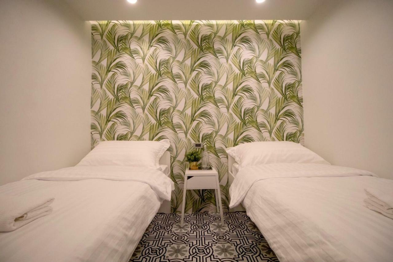 Tweepersoonskamer met 2 Aparte Bedden en Eigen Badkamer (Geen Raam)