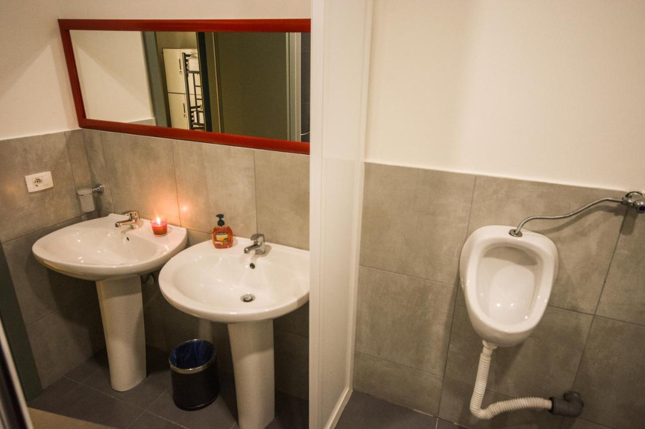 Posto Letto in Dormitorio Femminile con 6 Letti