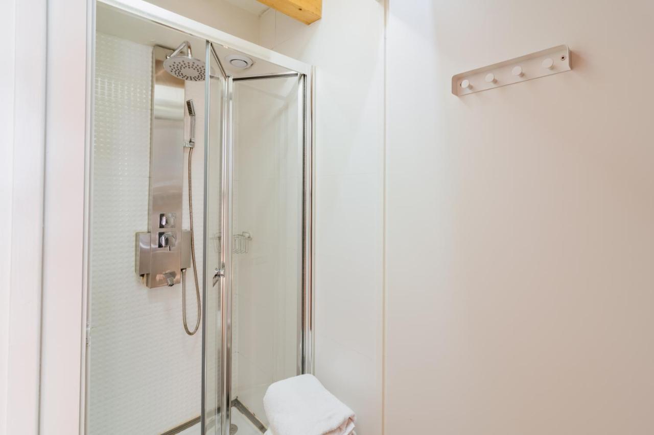 Bed 10-Bed Mixed Dormitory Room Private Bathroom River View